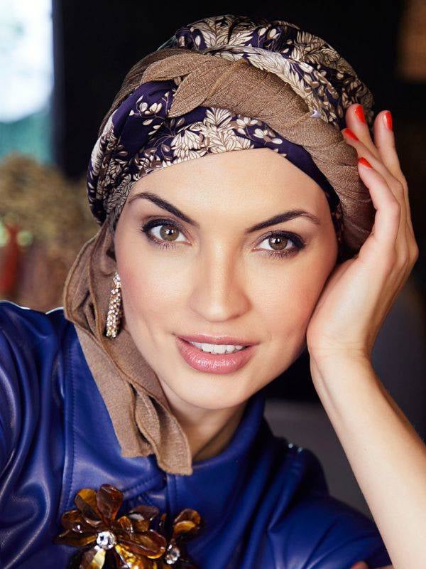 Foulard Boho Christine Headwear fixé sur bonnet/turban Boho : accessoire léger à boutons-pression, idéal en cas d’alopécie.