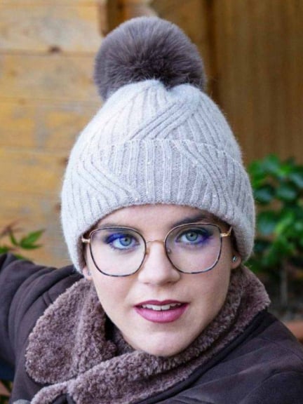 Bonnet Sacha en polaire avec pompon — disponible en 3 coloris pailletés