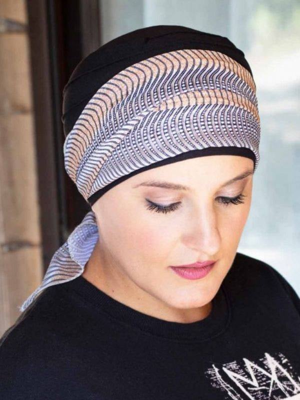 Bandeau Diva MM Paris en polyester, à nouer pour accessoiriser un turban et ajouter un volume chic (porté sur turban Lola).