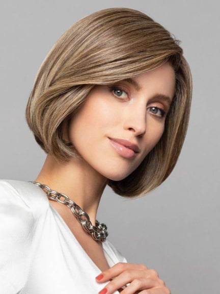 Adoptez Nature Call Mono Lace : perruque mi‑longue lisse, frange côté et bordure frontale invisible