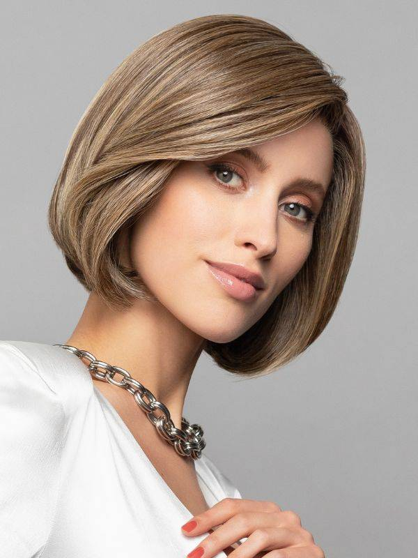 Adoptez Nature Call Mono Lace : perruque mi‑longue lisse, frange côté et bordure frontale invisible