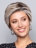 Perruque Nature Flirt Mono Lace Gisela Mayer : coupe courte effilée, lace front invisible, fibre thermo 150°C, rendu naturel.
