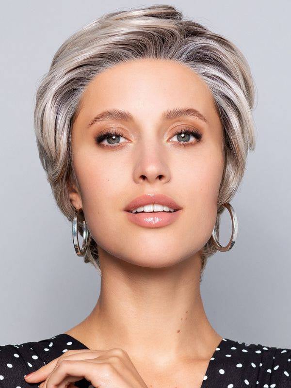 Perruque Nature Flirt Mono Lace Gisela Mayer : coupe courte effilée, lace front invisible, fibre thermo 150°C, rendu naturel.