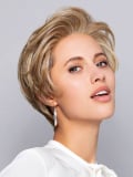 Perruque Nature French Lace Gisela Mayer : coupe courte, volume dessus, lace front invisible, fibre résistante à 150°C