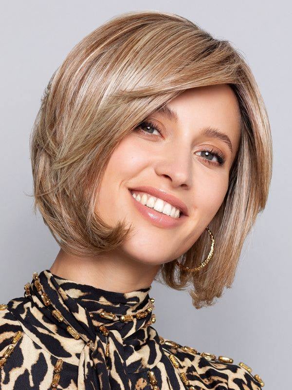Perruque Nature Kiss Mono Gisela Mayer : mi-longue dégradée, frange côté, fibre résistante à 150°C pour un look naturel.