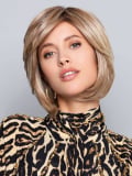 Perruque Nature Kiss Mono Gisela Mayer : mi-longue dégradée, frange côté, fibre résistante à 150°C pour un look naturel.