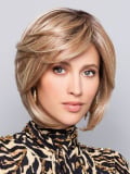 Perruque Nature Kiss Mono Gisela Mayer : mi-longue dégradée, frange côté, fibre résistante à 150°C pour un look naturel.