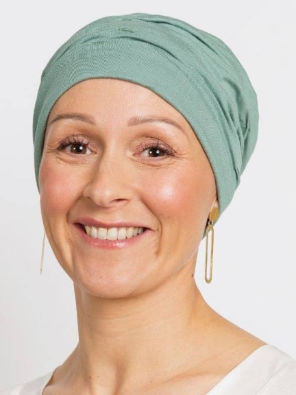 Bonnet chimio Marlene Uni en viscose douce, sans coutures, plié et froncé pour un joli volume