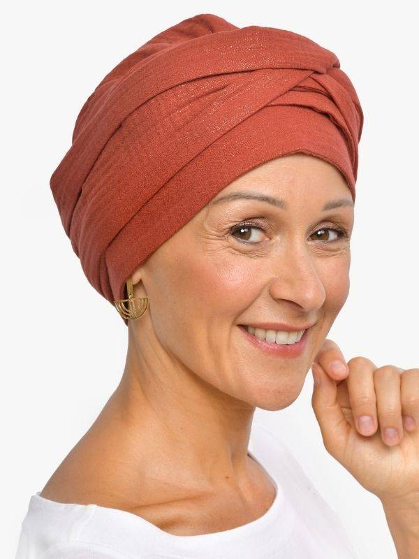 Turban chimio Hannah Rosette La Vedette en gaze de coton aérée, base préformée, confortable et facile à nouer