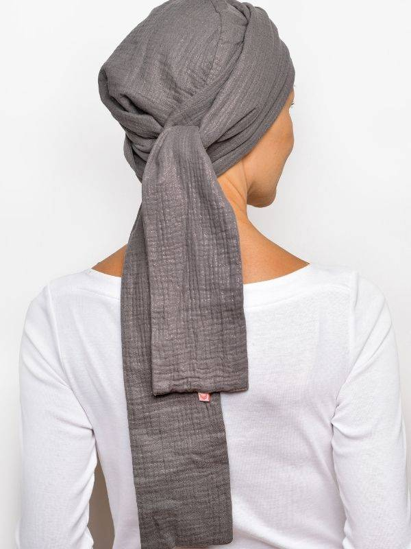 Turban chimio Hannah Rosette La Vedette en gaze de coton aérée, base préformée, confortable et facile à nouer