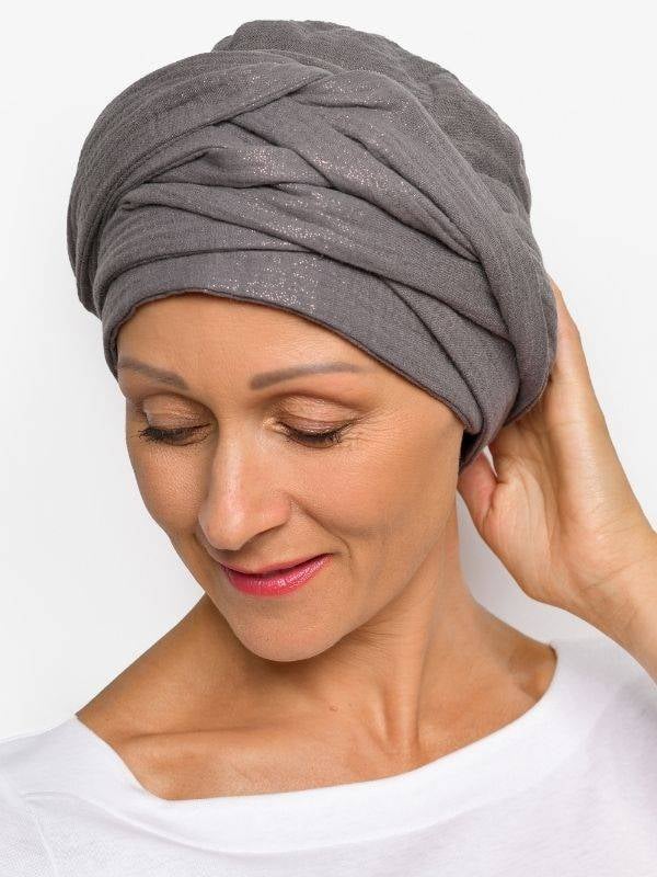 Turban chimio Hannah Rosette La Vedette en gaze de coton aérée, base préformée, confortable et facile à nouer