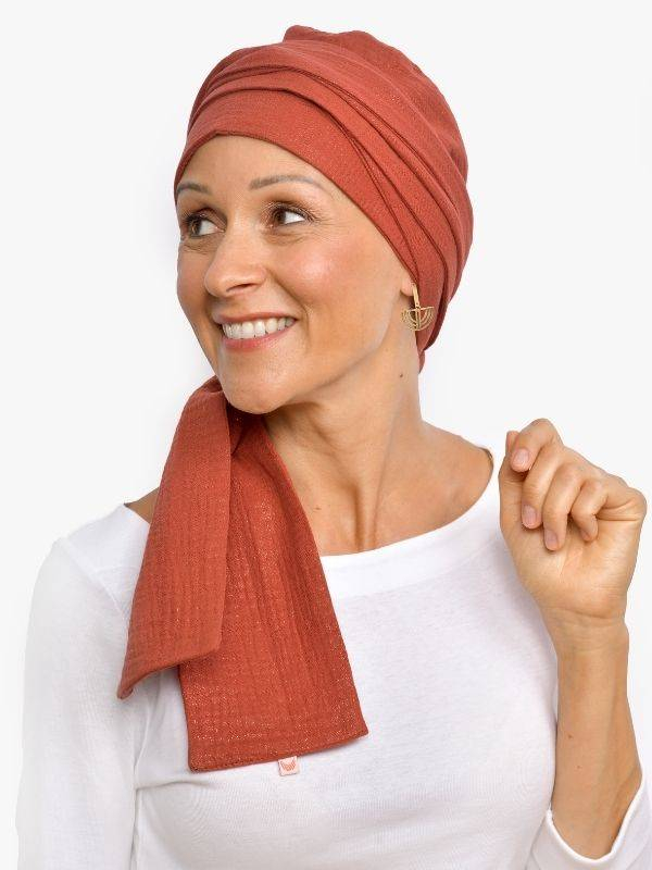 Turban chimio Hannah Rosette La Vedette en gaze de coton aérée, base préformée, confortable et facile à nouer