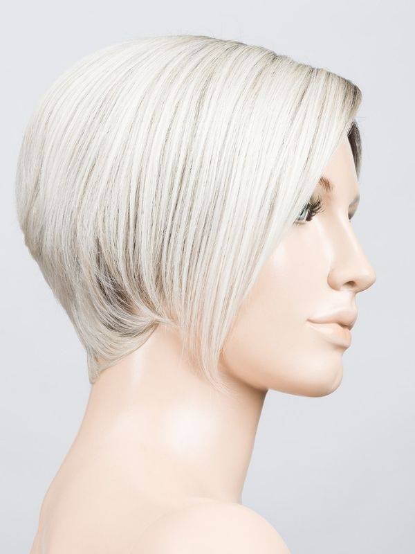 Perruque Amaze Mono Part Ellen Wille : coupe courte asymétrique, frange longue, Prime Hair coiffable 160°C, effet rooted naturel