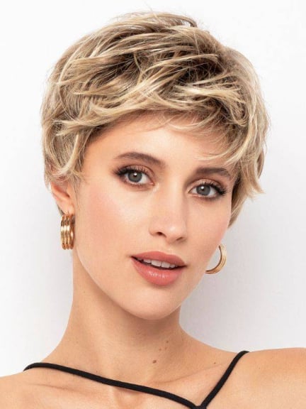 Découvrez Sun Date de Gisela Mayer, coupe courte dégradée, volume naturel et silhouette élégante