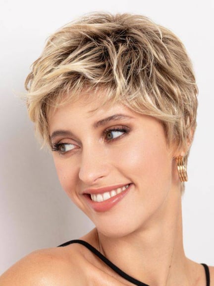 Découvrez Sun Date de Gisela Mayer, coupe courte dégradée, volume naturel et silhouette élégante