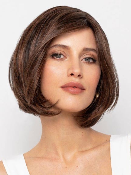 Sun Page — Carré plongeant mi‑long Gisela Mayer, mèche élégante et volume structuré