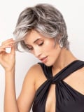 Perruque Sun Romy — coupe courte volumineuse en fibre synthétique