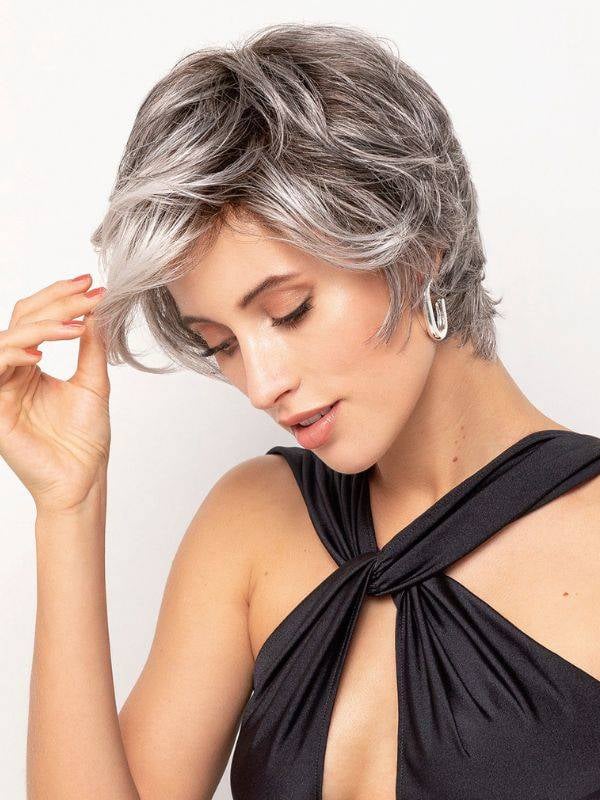 Perruque Sun Romy — coupe courte volumineuse en fibre synthétique