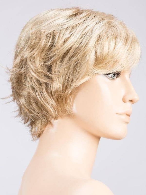Perruque Raise rooted mix : coupe courte effilée dégradée, volume léger et effet racines foncées pour un rendu naturel.