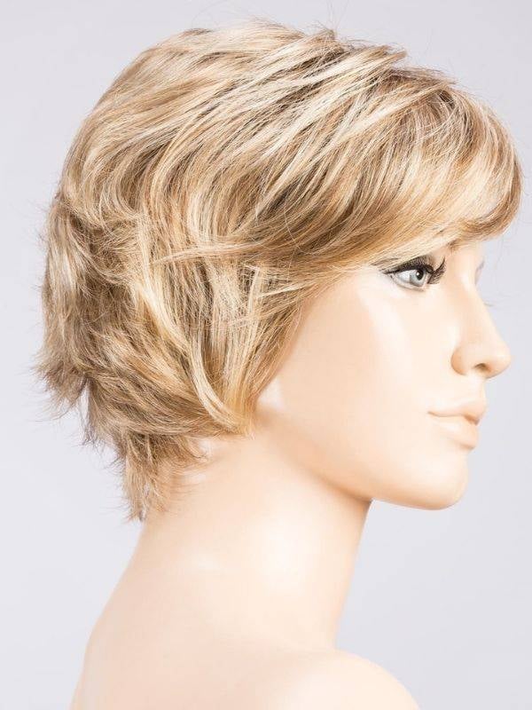 Perruque Raise rooted mix : coupe courte effilée dégradée, volume léger et effet racines foncées pour un rendu naturel.