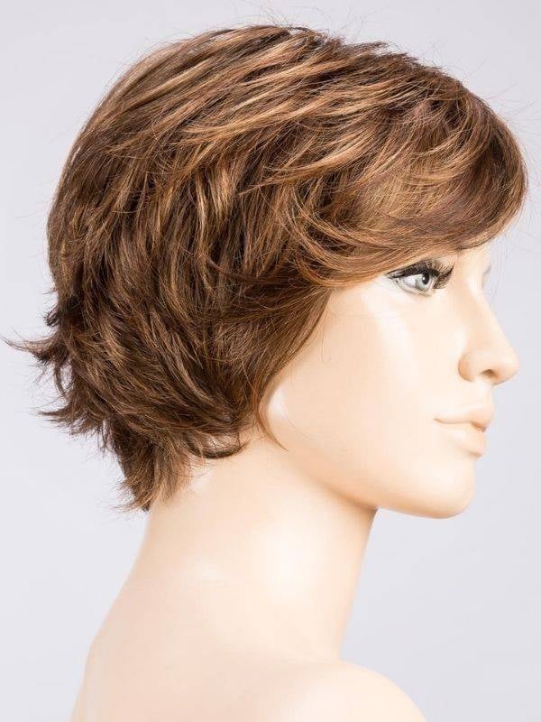 Perruque Raise rooted mix : coupe courte effilée dégradée, volume léger et effet racines foncées pour un rendu naturel.