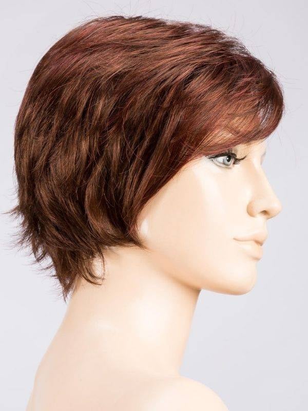 Perruque Raise rooted mix : coupe courte effilée dégradée, volume léger et effet racines foncées pour un rendu naturel.