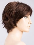 Perruque Raise rooted mix : coupe courte effilée dégradée, volume léger et effet racines foncées pour un rendu naturel.