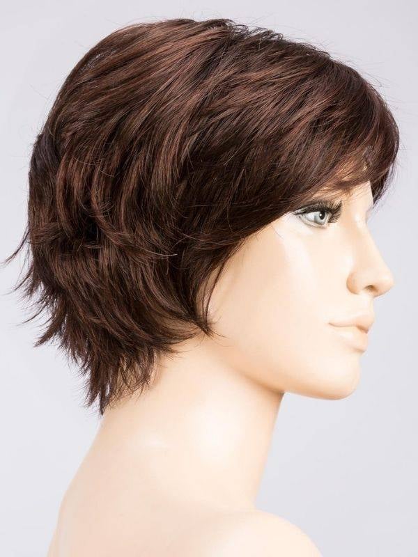 Perruque Raise rooted mix : coupe courte effilée dégradée, volume léger et effet racines foncées pour un rendu naturel.