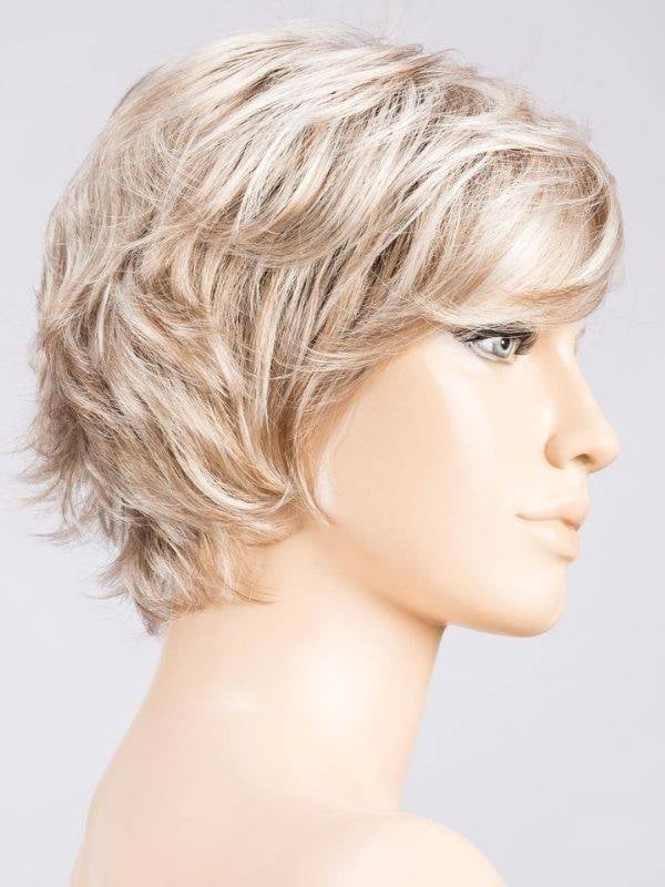 Perruque Raise rooted mix : coupe courte effilée dégradée, volume léger et effet racines foncées pour un rendu naturel.