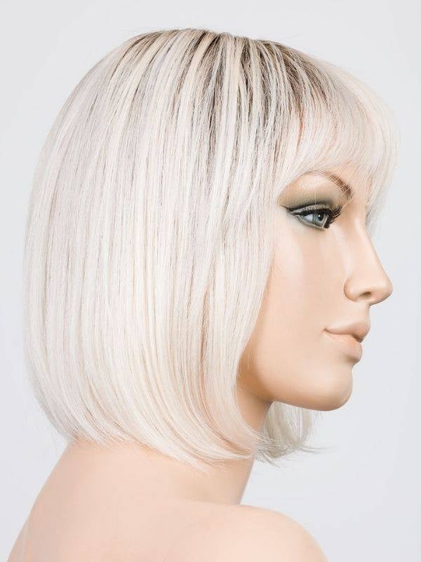 Perruque Sing Mono Part — carré court lisse, frange droite, couleur sandmulti rooted