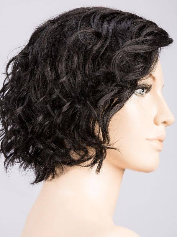 Perruque Turn Mono Part : coupe courte bouclée, volume naturel, effet rooted (racines foncées) ou mix (balayage).