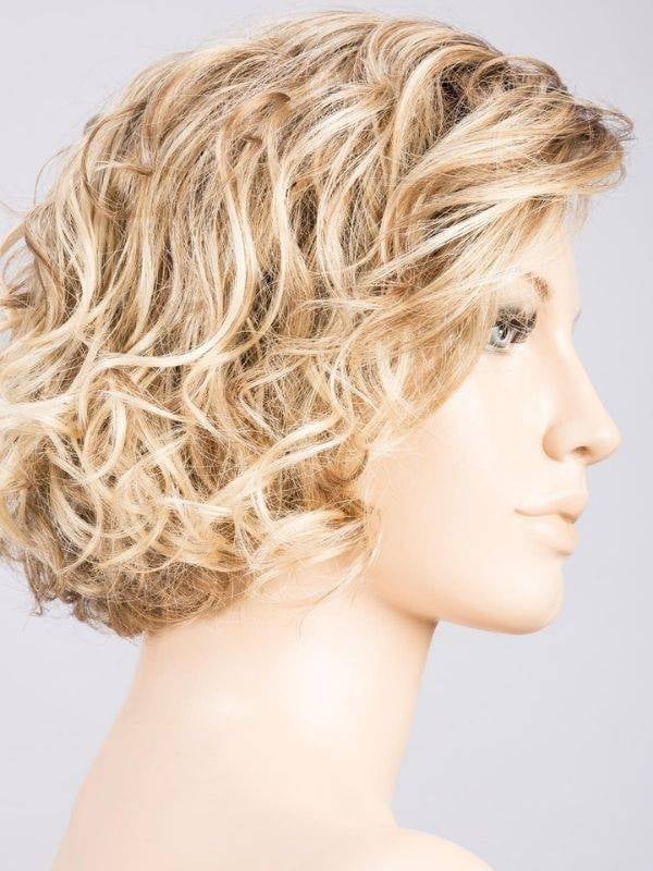 Perruque Turn Mono Part : coupe courte bouclée, volume naturel, effet rooted (racines foncées) ou mix (balayage).