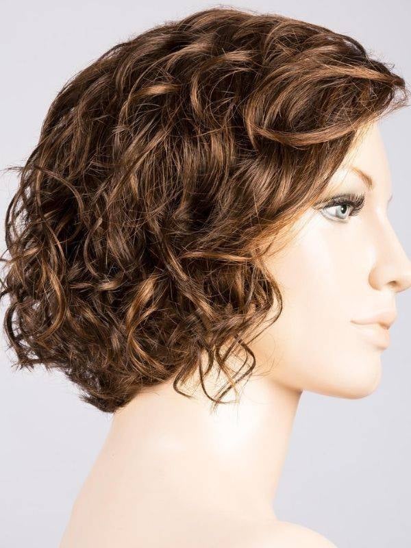 Perruque Turn Mono Part : coupe courte bouclée, volume naturel, effet rooted (racines foncées) ou mix (balayage).