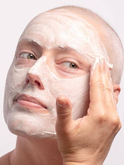 Appliquez le Masque Visage Ultra-réconfortant 50ml — hydratant & apaisant pour peaux sensibles