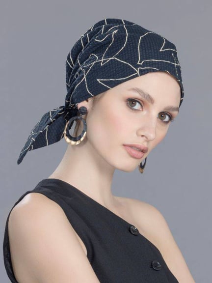 Portez le fichu Misu Ellen Wille, leger et imprime, parfait pour la saison estivale