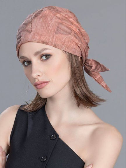 Portez le fichu Misu Ellen Wille, leger et imprime, parfait pour la saison estivale