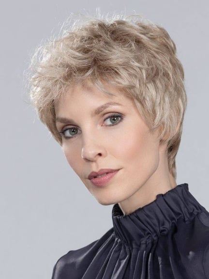 Découvrez Alba Comfort — coupe courte dégradée, effet 'rooted' et 'mix' pour un look soigné