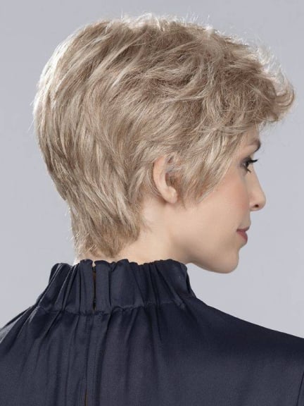Découvrez Alba Comfort — coupe courte dégradée, effet 'rooted' et 'mix' pour un look soigné