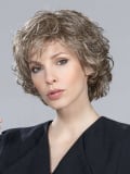 Perruque Alexis Ellen Wille : coupe ondulée chic, volume naturel, effet rooted (racines foncées) et mix (balayage)