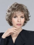 Perruque Alexis Ellen Wille : coupe ondulée chic, volume naturel, effet rooted (racines foncées) et mix (balayage)
