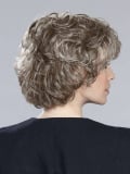 Perruque Alexis Ellen Wille : coupe ondulée chic, volume naturel, effet rooted (racines foncées) et mix (balayage)