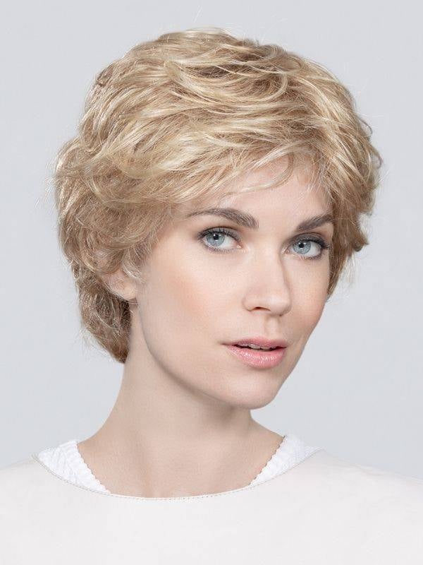 Perruque Alexis Deluxe Ellen Wille : ondulations volumineuses, effet racines foncées, look urbain glamour et confortable.