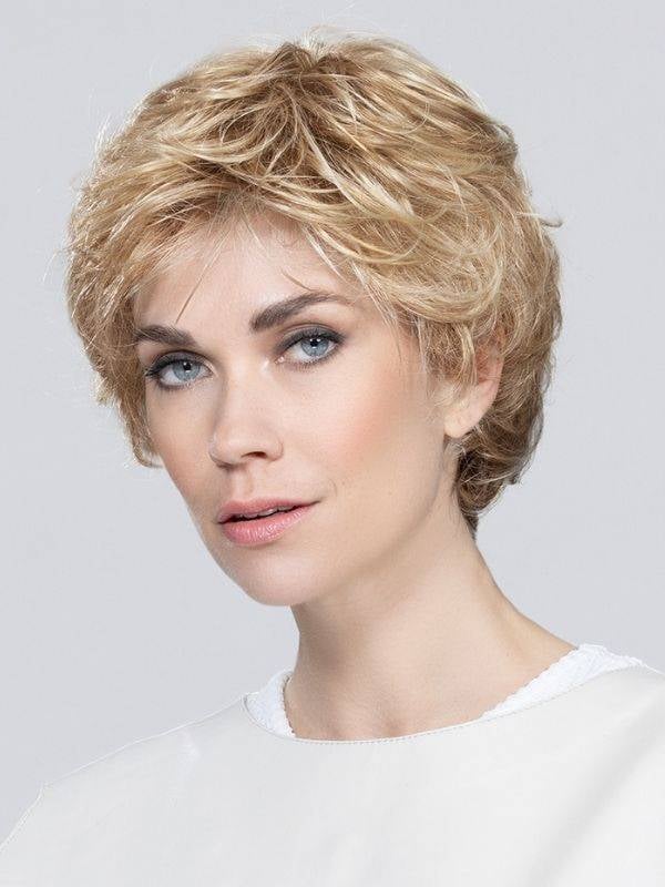 Perruque Alexis Deluxe Ellen Wille : ondulations volumineuses, effet racines foncées, look urbain glamour et confortable.