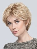 Perruque Alexis Deluxe Ellen Wille : ondulations volumineuses, effet racines foncées, look urbain glamour et confortable.