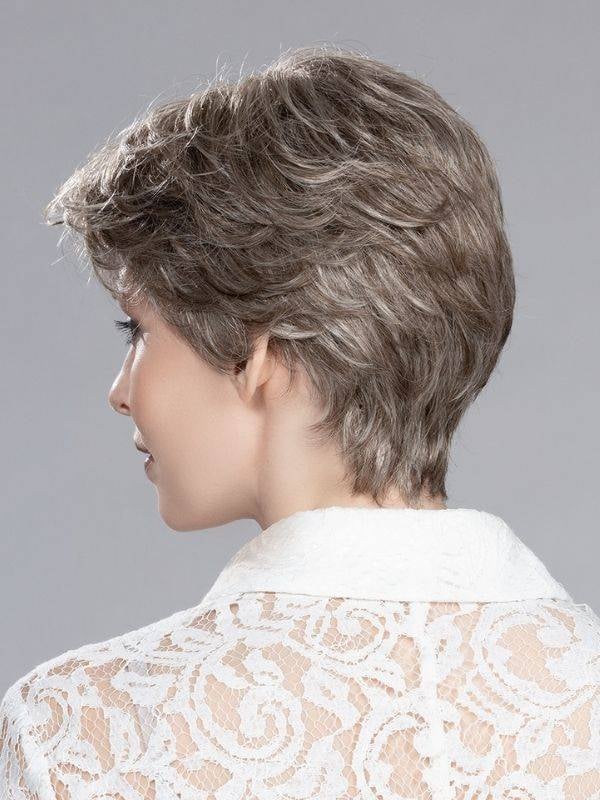 Perruque Apart Mono Hair Power : coiffure chic ondulée, volume à l’arrière, effet racines foncées rooted ou mèches mix, confort 