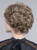 Perruque Aurora Comfort : coupe dégradée ondulée, effet rooted/mix, 100% fait main pour un confort léger et un rendu élégant.