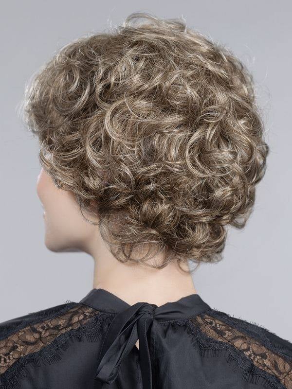 Perruque Aurora Comfort : coupe dégradée ondulée, effet rooted/mix, 100% fait main pour un confort léger et un rendu élégant.