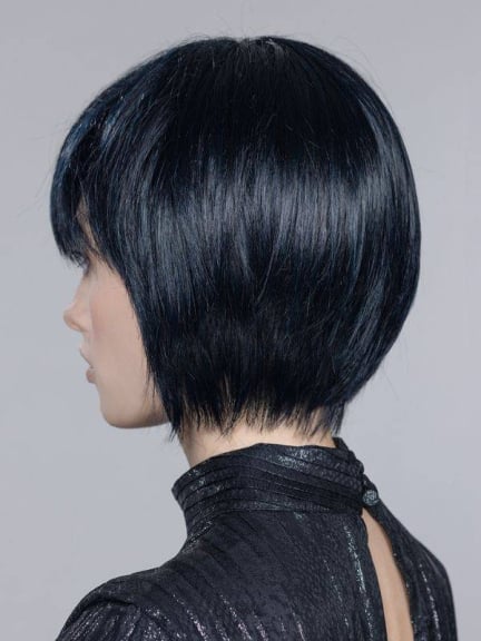 Admirez le petit carré Blues de Ellen Wille avec frange effilée et nuque dégradée