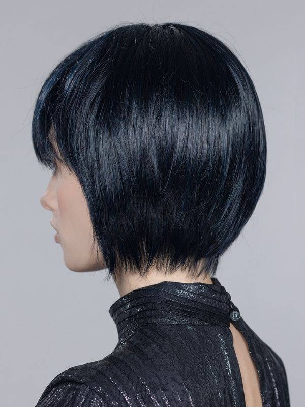 Admirez le petit carré Blues de Ellen Wille avec frange effilée et nuque dégradée