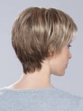 Perruque Cara 100 Deluxe : coupe courte sportive, effet rooted (racines foncées) et mix (balayage de mèches), confortable et fém